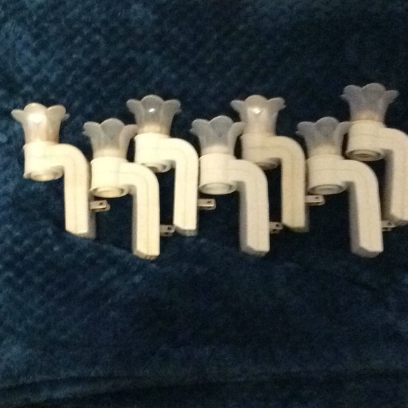 Bath and Body Works Wall Flowers.  Seven Flowers. - Picture 1 of 4